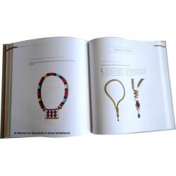 R French version hard cover: "Le Fermoir en bijouterie, 4000 ans d'histoires"
