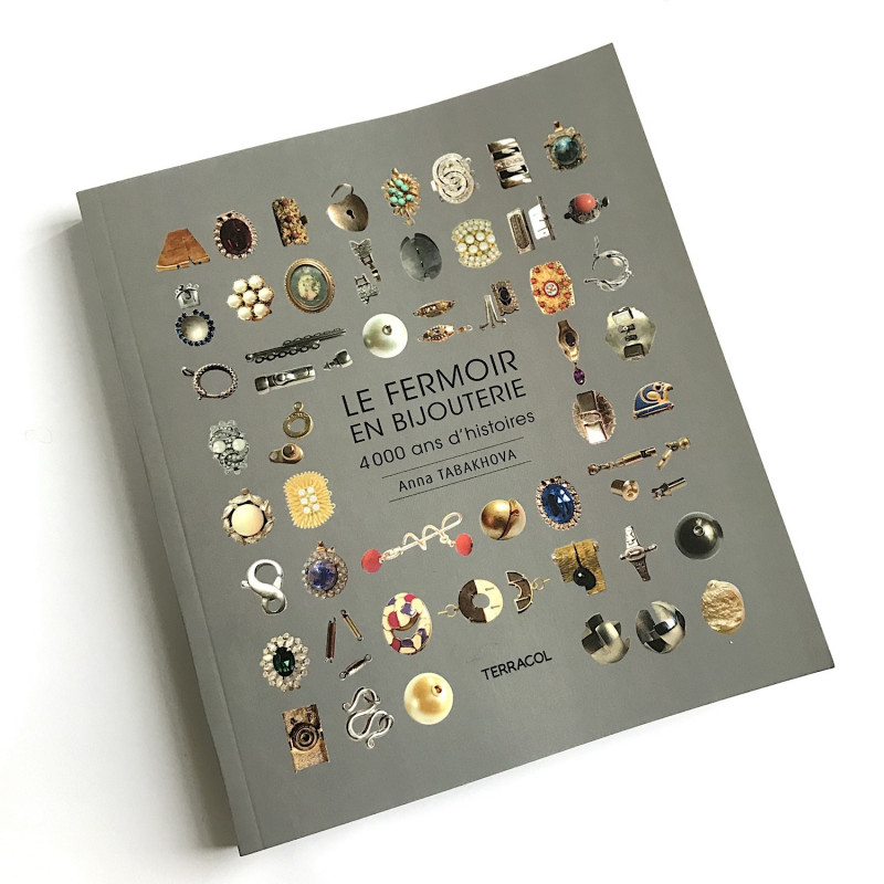 "Le Fermoir en bijouterie, 4000 ans d'histoires", couverture souple, Version Française